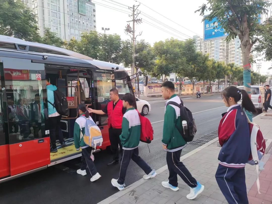 恒宇電子助力臨沂公交開通助學(xué)線路