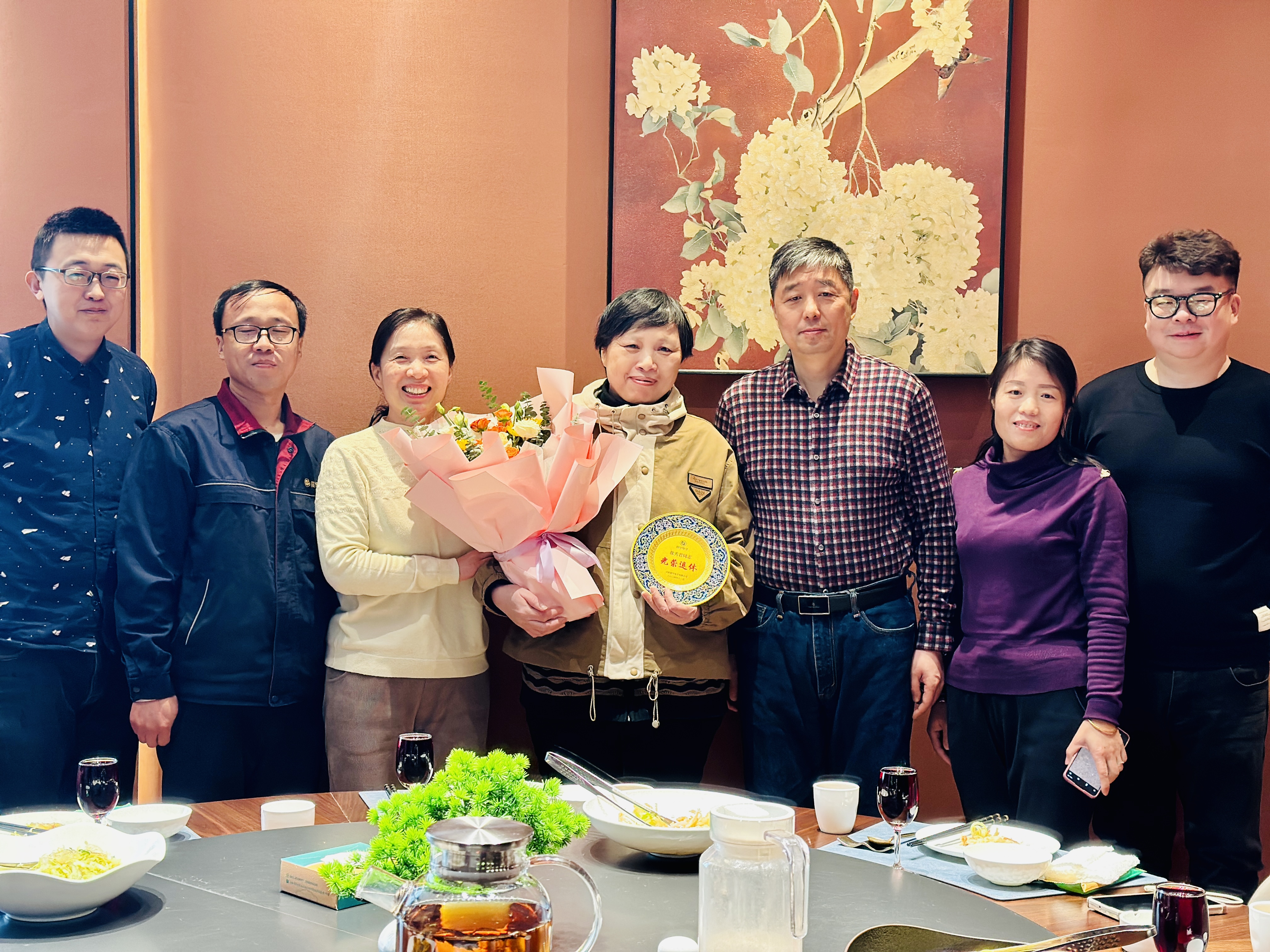 領導為退休員工頒發(fā)紀念品并合影留念