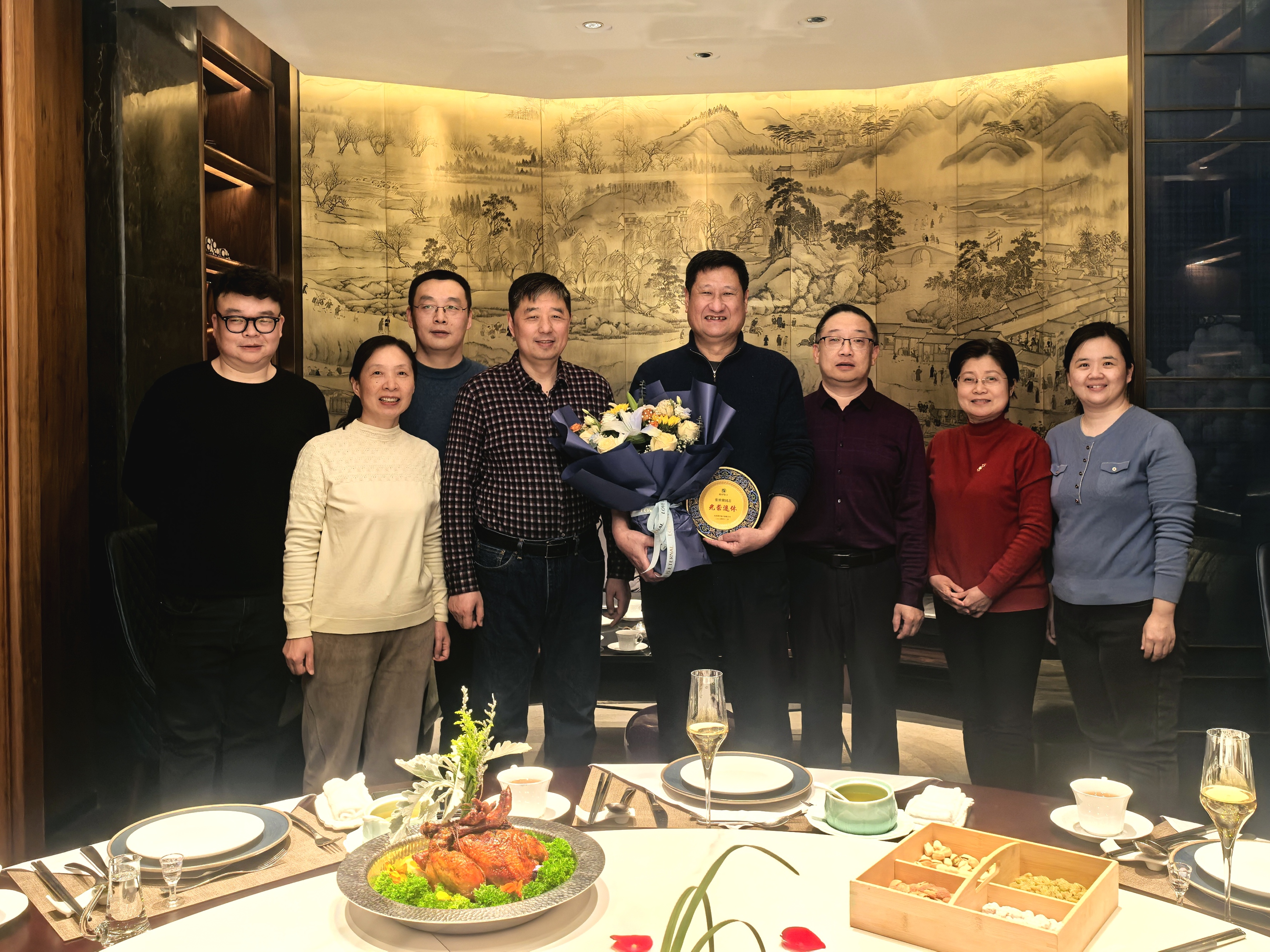 領導為退休員工頒發(fā)紀念品并合影留念